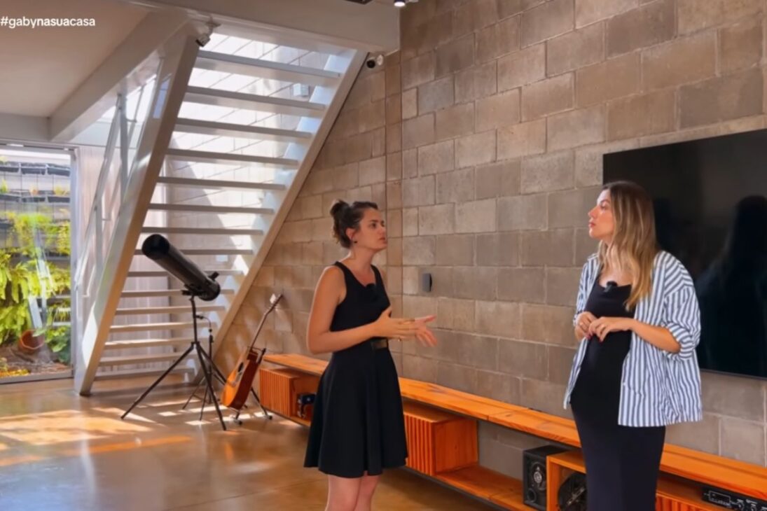 La casa de bloque aparente muestra cómo la economía real surgió en la obra con puertas, lavabos y concreto hechos a medida, combinando mano a la obra, técnica constructiva y decisiones inteligentes.