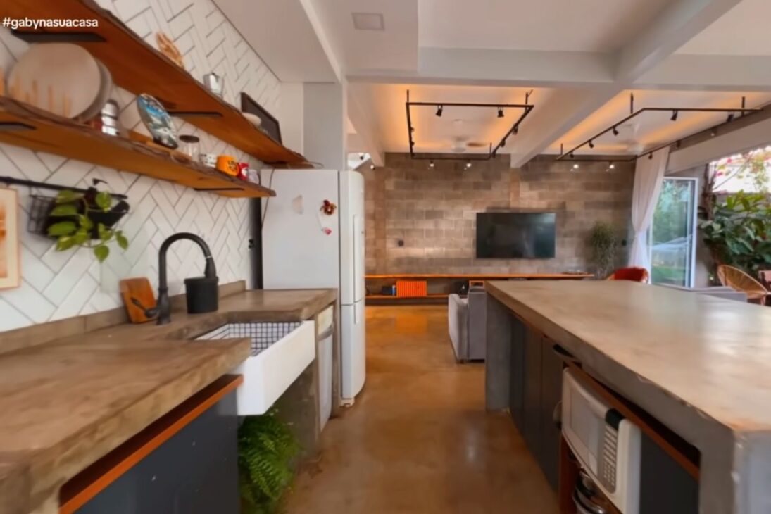 La casa de bloque aparente muestra cómo la economía real surgió en la obra con puertas, lavabos y concreto hechos a medida, combinando mano a la obra, técnica constructiva y decisiones inteligentes.