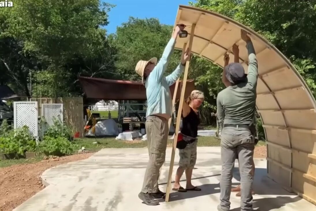 casa de lujo en forma de cúpula expone cómo fundación, arco, bloques de concreto y argamasa cierran el volumen en pocos días, cambiando luz, acústica y percepción de espacio.