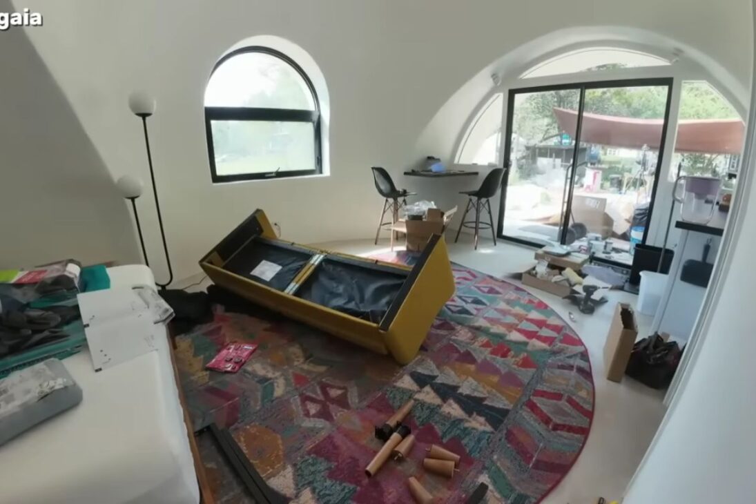 casa de lujo en forma de cúpula expone cómo fundación, arco, bloques de concreto y argamassa cierran el volumen en pocos días, cambiando luz, acústica y percepción de espacio.