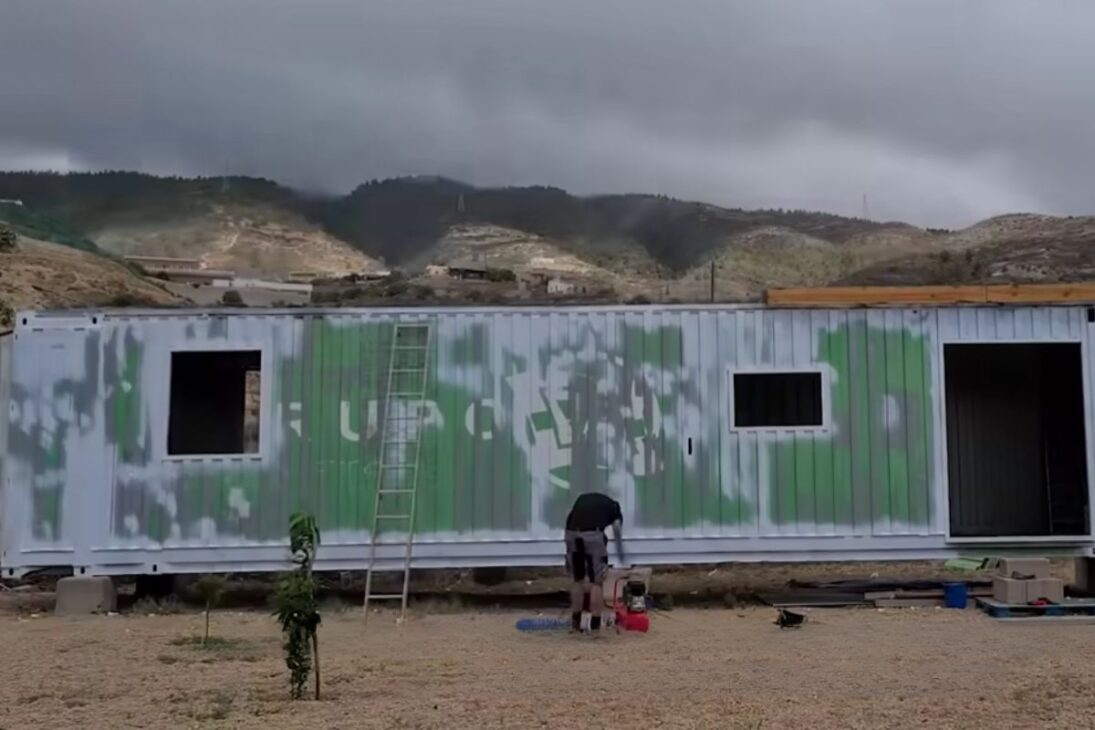 casa DIY de bajo costo con contenedores marítimos de acero Corten, ventanas y puertas bien planeadas y terraza en la azotea, uniendo electricidad y fontanería completas y cocina montada desde cero.