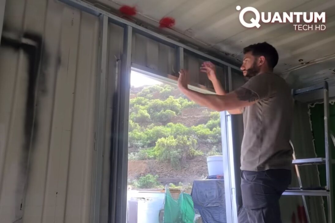 casa DIY de bajo costo con contenedores marítimos de acero Corten, ventanas y puertas bien planeadas y terraza en la azotea, uniendo electricidad y fontanería completas y cocina montada desde cero.