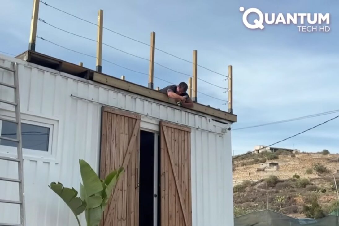 casa DIY de bajo costo con contenedores marítimos de acero Corten, ventanas y puertas bien planeadas y terraza en la azotea, uniendo electricidad y fontanería completas y cocina montada desde cero.