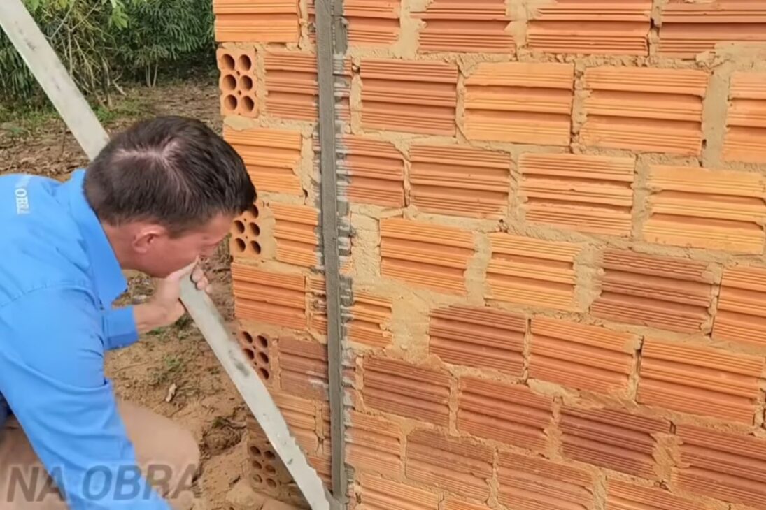 El nuevo método promete enlucido en tres horas con maestra alineada en el plomo, regla de 3 metros cruzando las guías y acabado sin emendaduras, y el resultado final plantea dudas prácticas sobre ritmo y preparación.