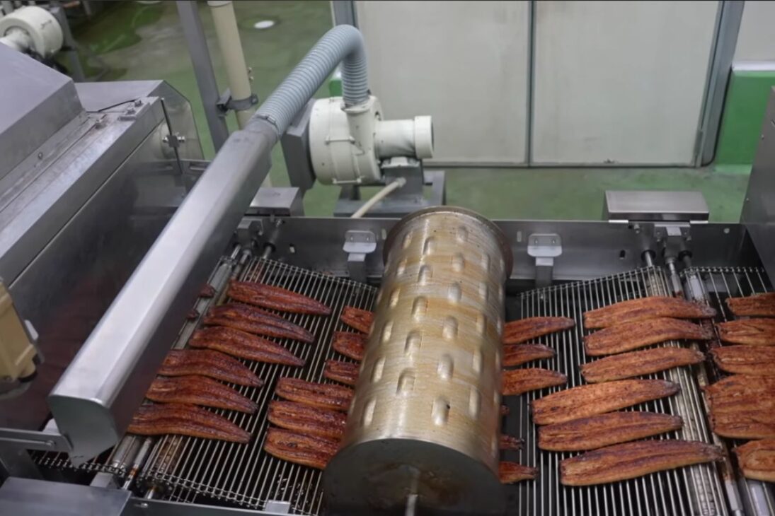 Entiende El Proceso Que Lleva A La Anguila Del Hielo Al Carbón, Con Salsa Aplicada En Ciclos, Inspección Y Esterilización, Y Por Qué Esta Estandarización Transformó Una Práctica Tradicional En Línea Industrial.