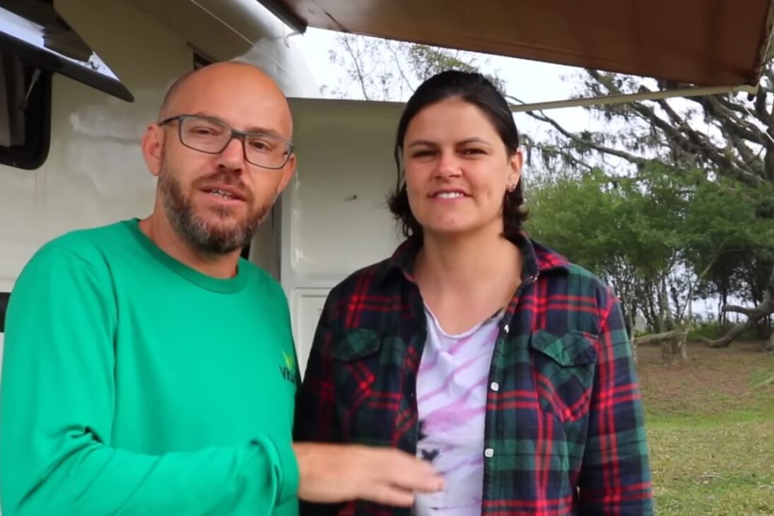 En Santa Catarina, la mini casa 6x3 desde cero detalla escuadro, techo y cañería, muestra por qué la malla mosquitera cambia el uso y cómo 100 metros de cable del vecino viabilizaron la obra en el improviso.