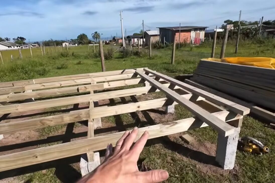 Casa de madera desde cero en Santa Catarina con pilotis, baño con wood frame y drywall, impermeabilización y costo para salir del alquiler con obra rápida.