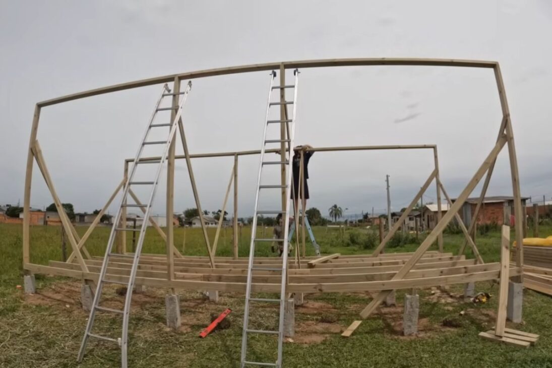 Casa de madera desde cero en Santa Catarina con pilotis, baño con wood frame y drywall, impermeabilización y costo para salir del alquiler con obra rápida.