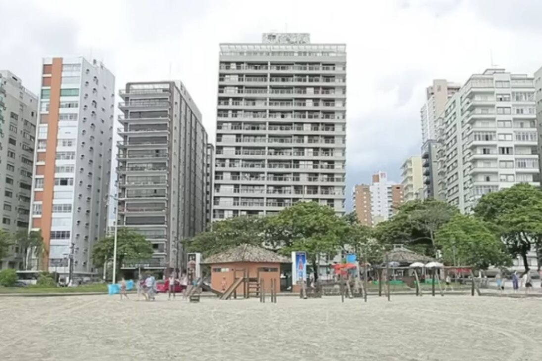 En Santos, edificio inclinado es erguido con pilas profundas y gatos hidráulicos, se convierte en modelo para edificios inclinados y afecta el mercado inmobiliario.