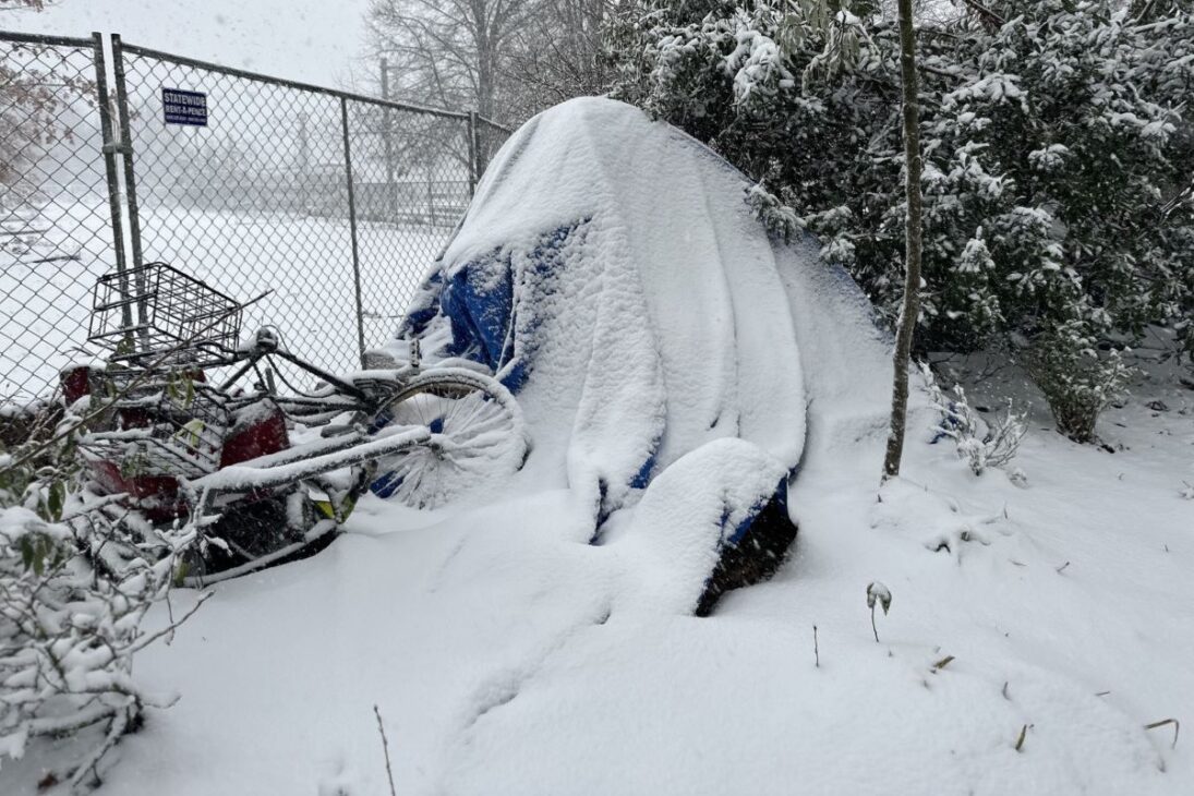 personas sin hogar en el frío: cartón, mylar, humedad y aislamiento térmico explican pérdidas de calor, condensación y riesgos detrás de la supervivencia urbana.