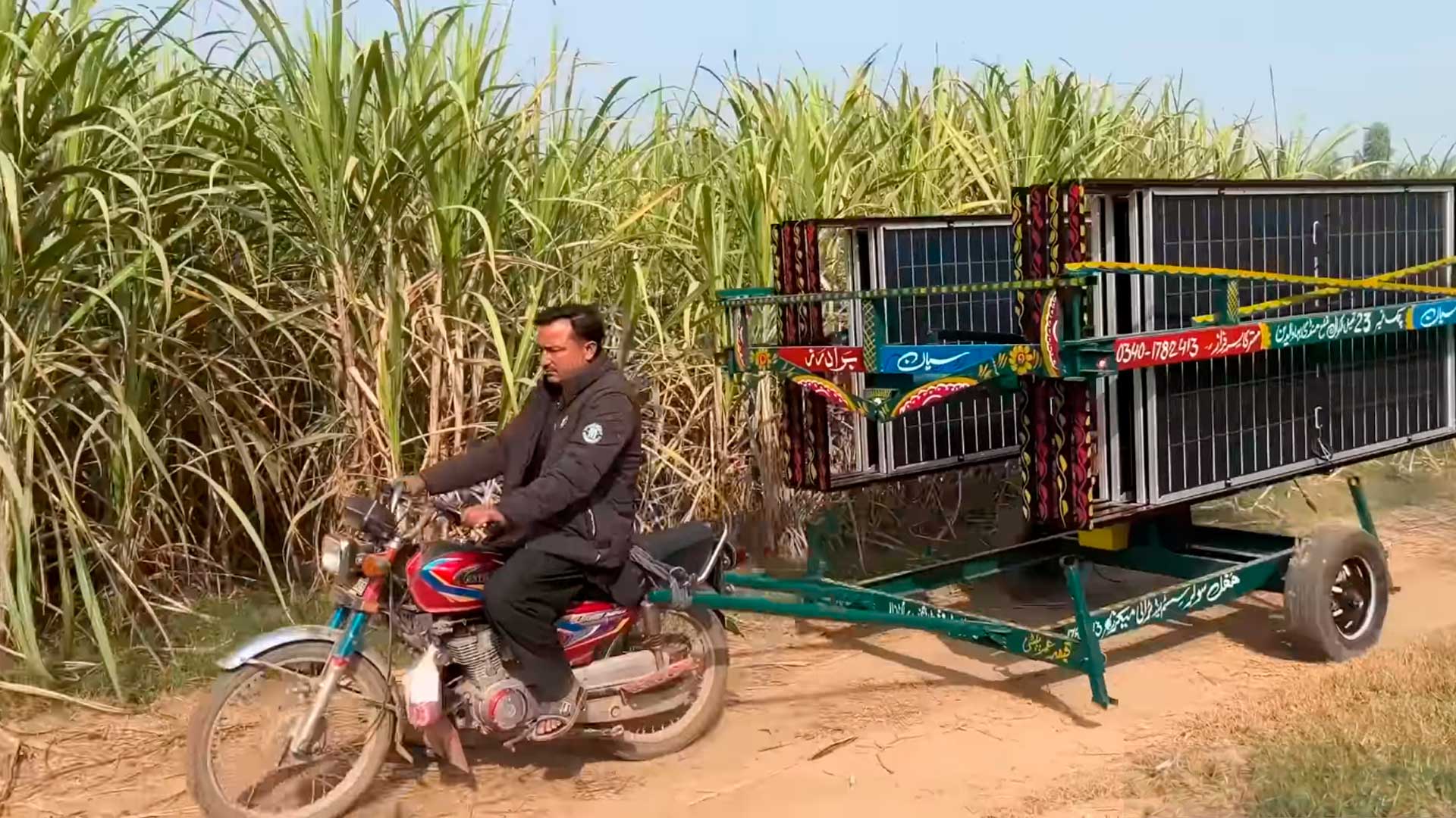 Em oficina improvisada, nasce uma usina solar móvel puxada por moto, ao custo de US$ 1.000, com estrutura soldada peça a peça e reforço para estrada esburacada, para levar energia para irrigar campos no Paquistão