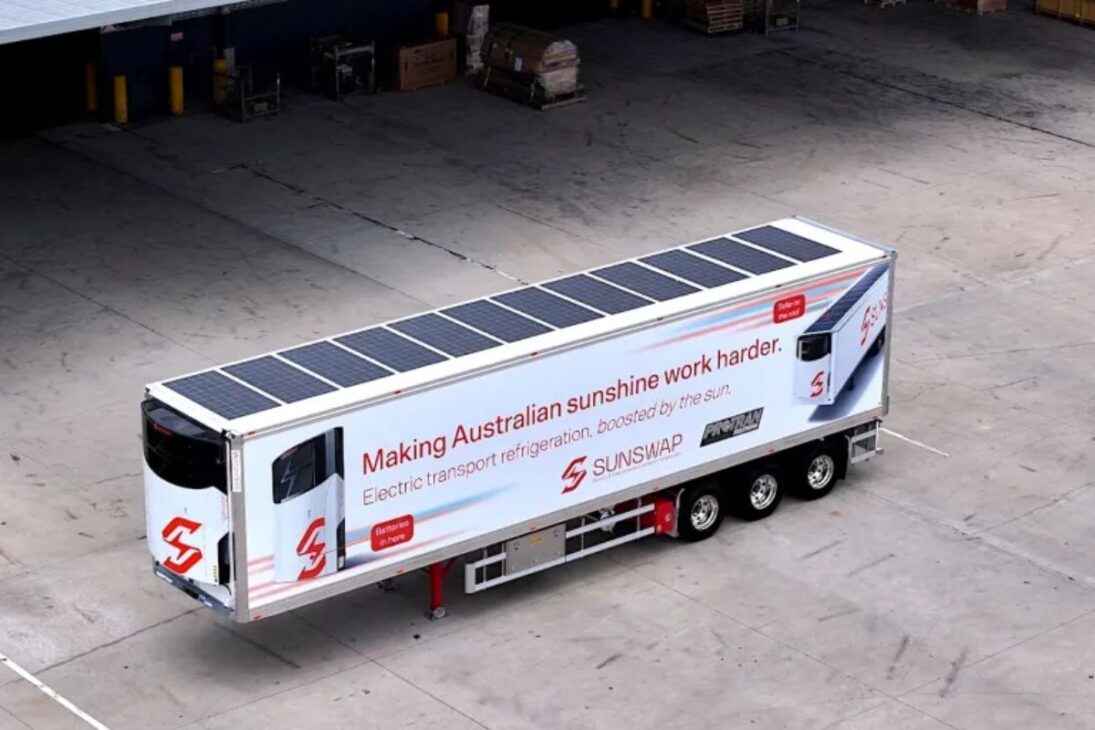Remolque refrigerado con paneles solares en el remolque usa energía solar en el transporte de alimentos y reduce emisiones en la cadena de frío rodoviaria.