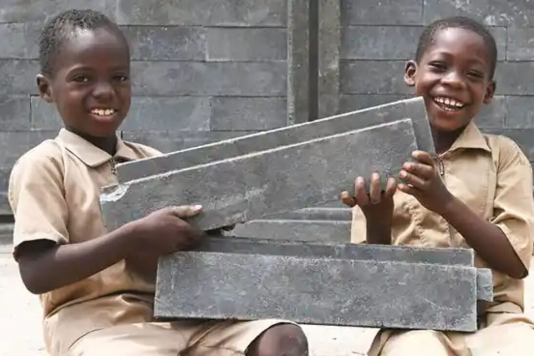 plástico descartado y se convierte en bloques estructurales en Conceptos Plásticos, en Bogotá, con bajo costo para casas sostenibles.