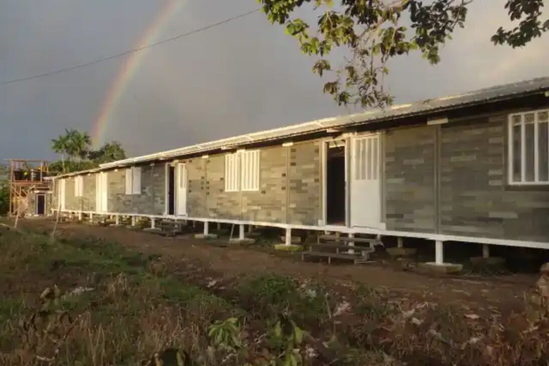 plástico descartado y se convierte en bloques estructurales en Conceptos Plásticos, en Bogotá, con bajo costo para casas sostenibles.