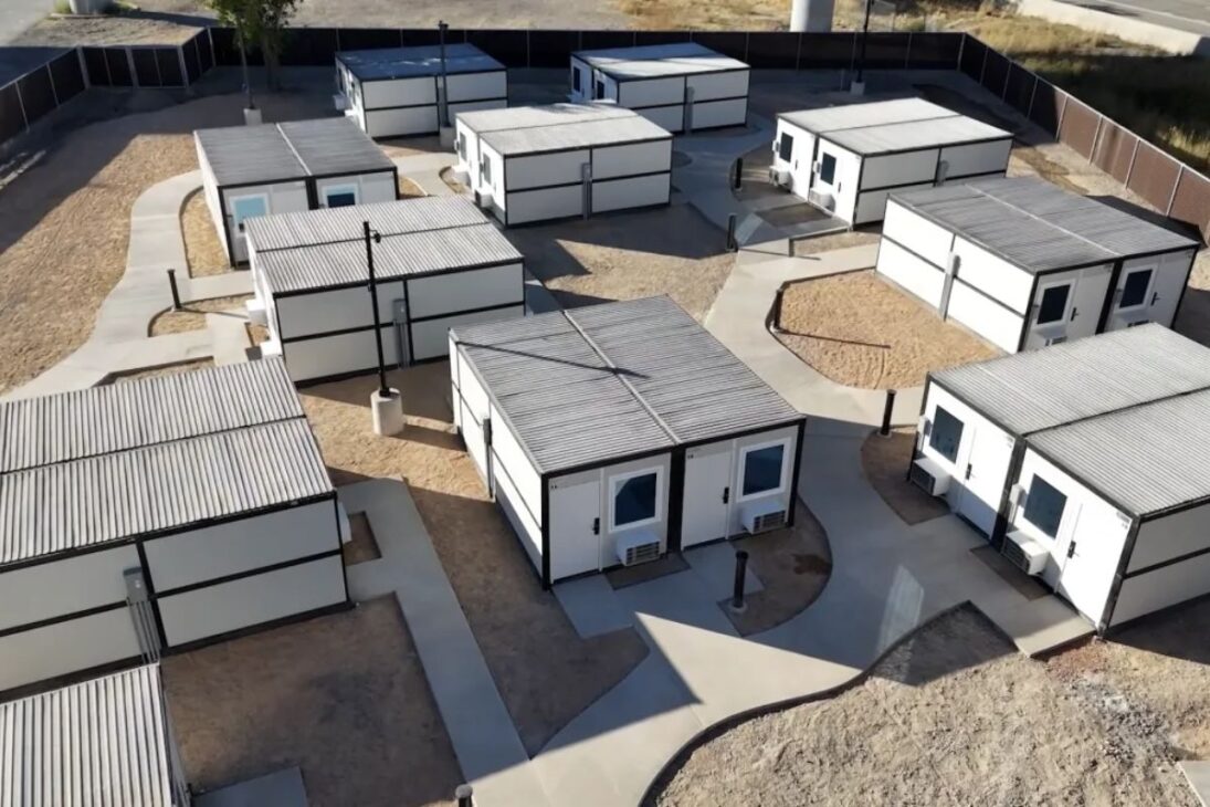 microrefugios de acero galvanizado ganan respuesta rápida, logística y entrada sin llave para implantación escalable en crisis y trabajo remoto.