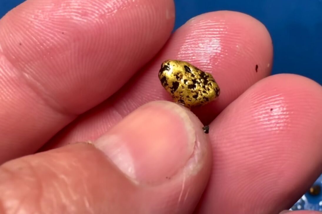 En El Río De Tasmania, El Oro Se Concentrra En Fisuras Y Aparece Con Arenas Negras Como Señal, Mientras Las Pepitas Surgen En Tramos Específicos Del Lecho; Ve Cómo El Ambiente Explica Los Patrones, Los Números En Gramos Y Los Límites De Seguridad.