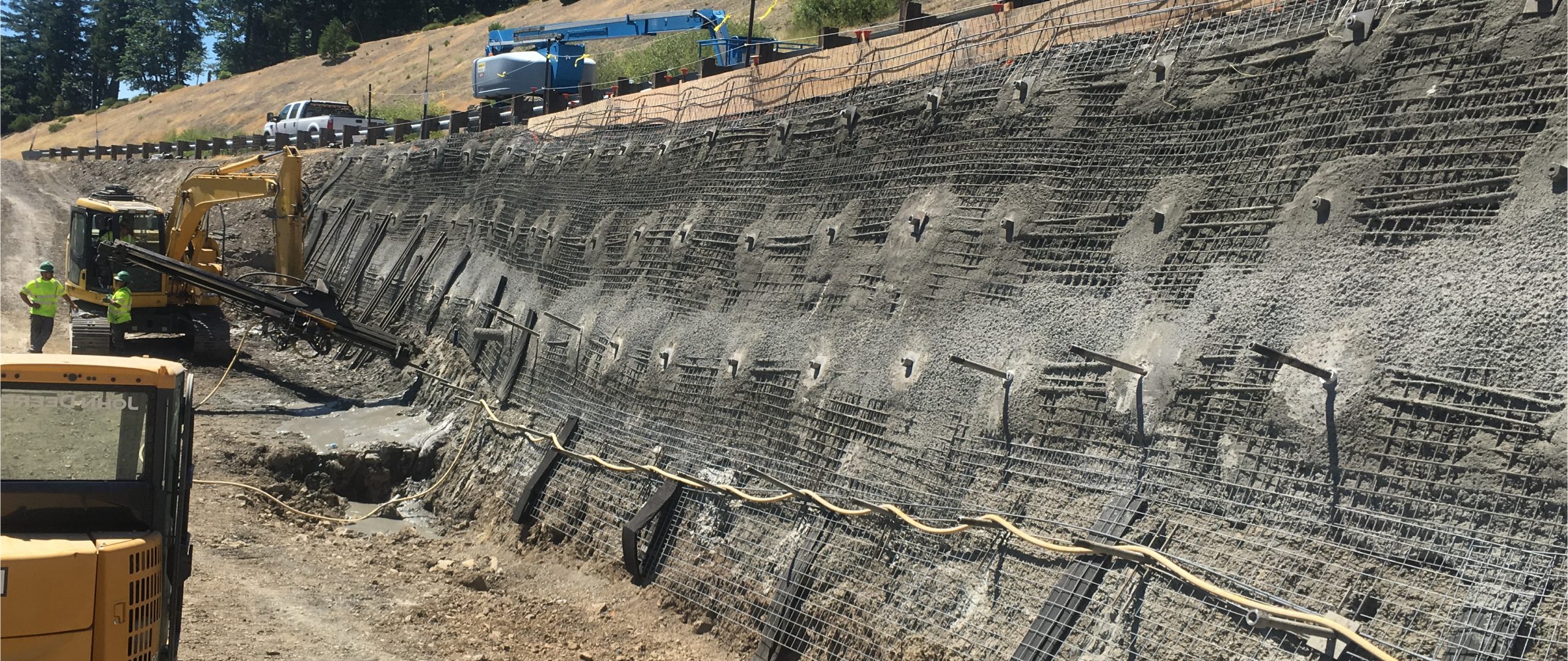 Encostas inteiras são “pregadas” por dentro: a técnica de engenharia silenciosa que transforma solos instáveis em paredes estruturais e evita deslizamentos sem grandes muros aparentes