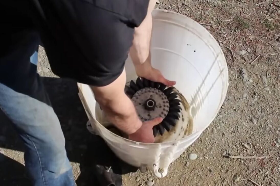 energía gratuita en casa: sistema con máquina de lavar, rueda Pelton, banco de 24 volts e inversor expone números, costos, límites y riesgos de vivir fuera de la red por 16 años.