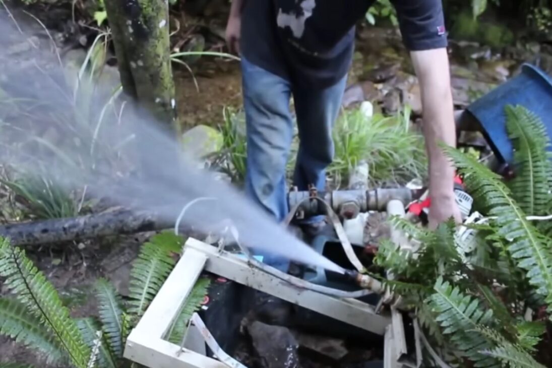 energía gratuita en casa: sistema con máquina de lavar, rueda Pelton, banco de 24 volts e inversor expone números, costos, límites y riesgos de vivir fuera de la red por 16 años.