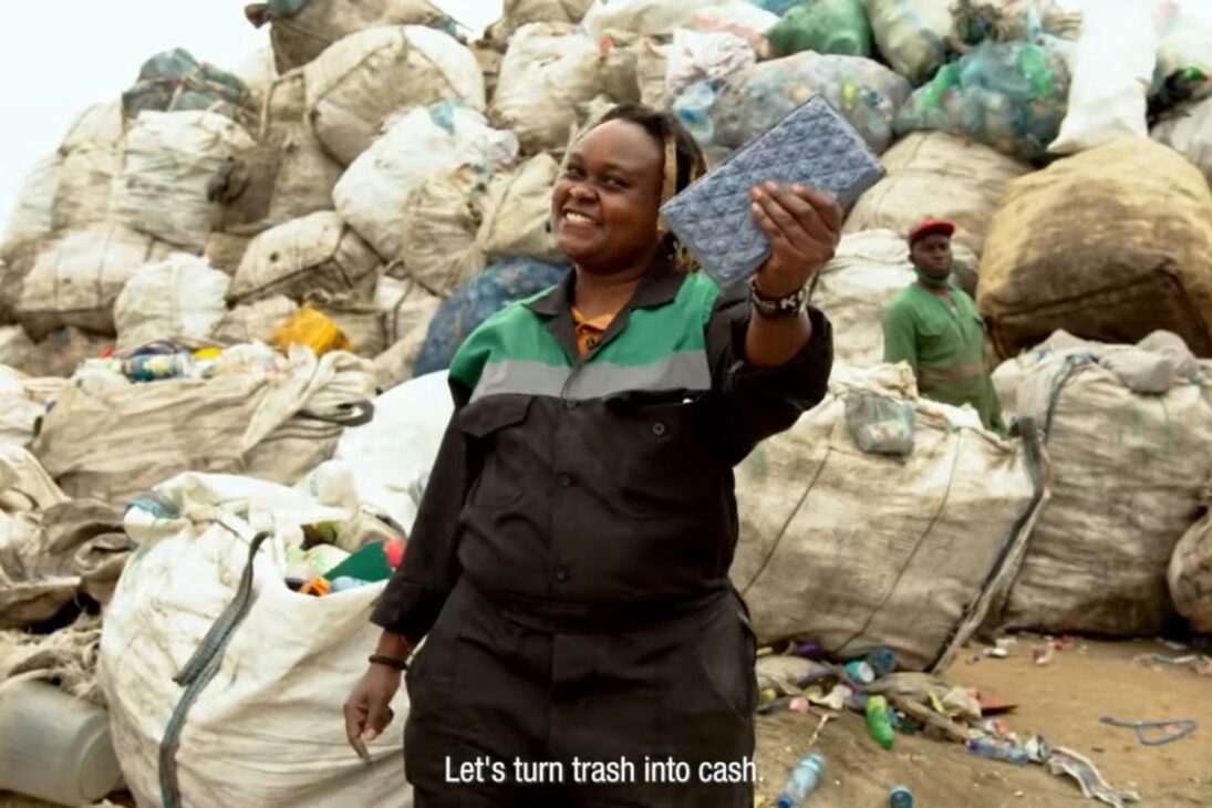 ingeniera en Nairobi crea Gjenge Makers y transforma plástico en pavimento certificado, con 1.500 placas/día y punto de fusión arriba de 350°C.