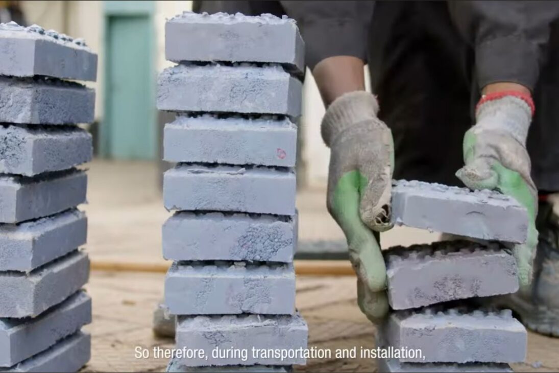 ingeniera en Nairobi crea Gjenge Makers y transforma plástico en pavimento certificado, con 1.500 placas/día y punto de fusión arriba de 350°C.