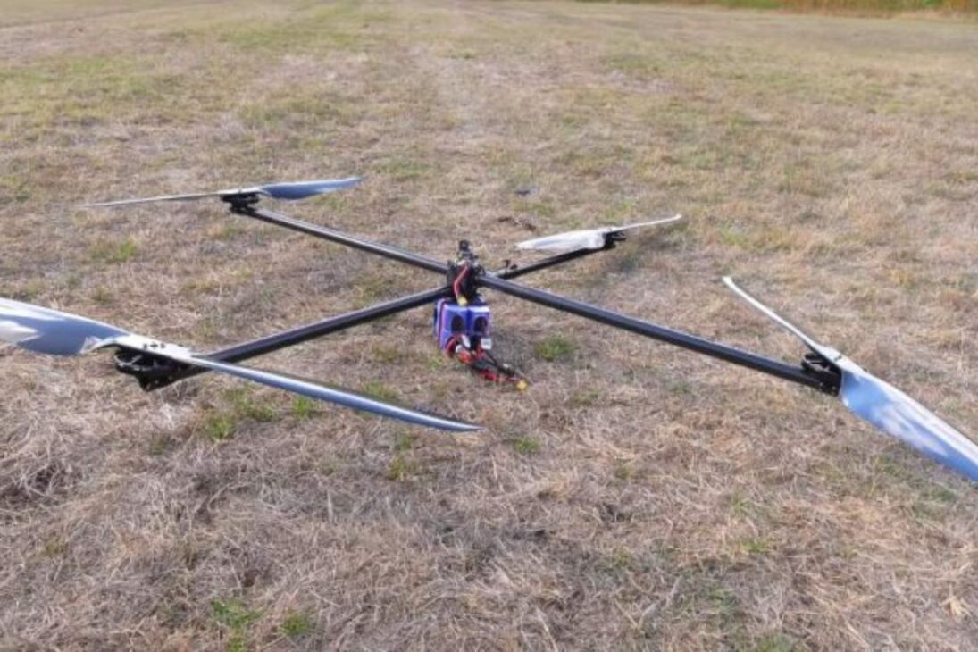 drone multirrotor rompe récord de autonomía con hélices de 40 pulgadas y baterías NMC, mostrando hasta dónde puede llegar un dron en eficiencia.