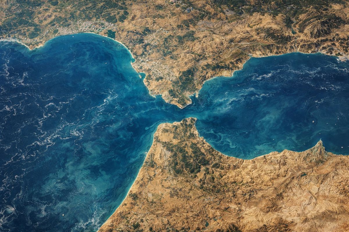 Espanha e Portugal avançam rumo à África e reconfiguram o Mediterrâneo em milímetros por ano; o Arco de Gibraltar e medições GNSS ajudam a mapear placas, falhas e zonas de tensão, indicando por que a rotação ibérica pode fechar o Mediterrâneo em escala geológica.