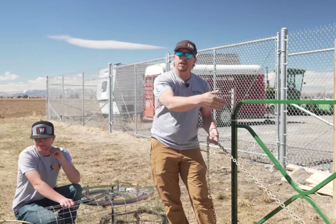 Cerca Para Granja Montada Con Postes Mínimos, Alambre De Alta Resistencia, Cadena Y Tensionador: Entiende Por Qué El Sistema Sostiene Tensión, Reduce Holgura Y Evita Exagero Técnico En Terrenos Difíciles.