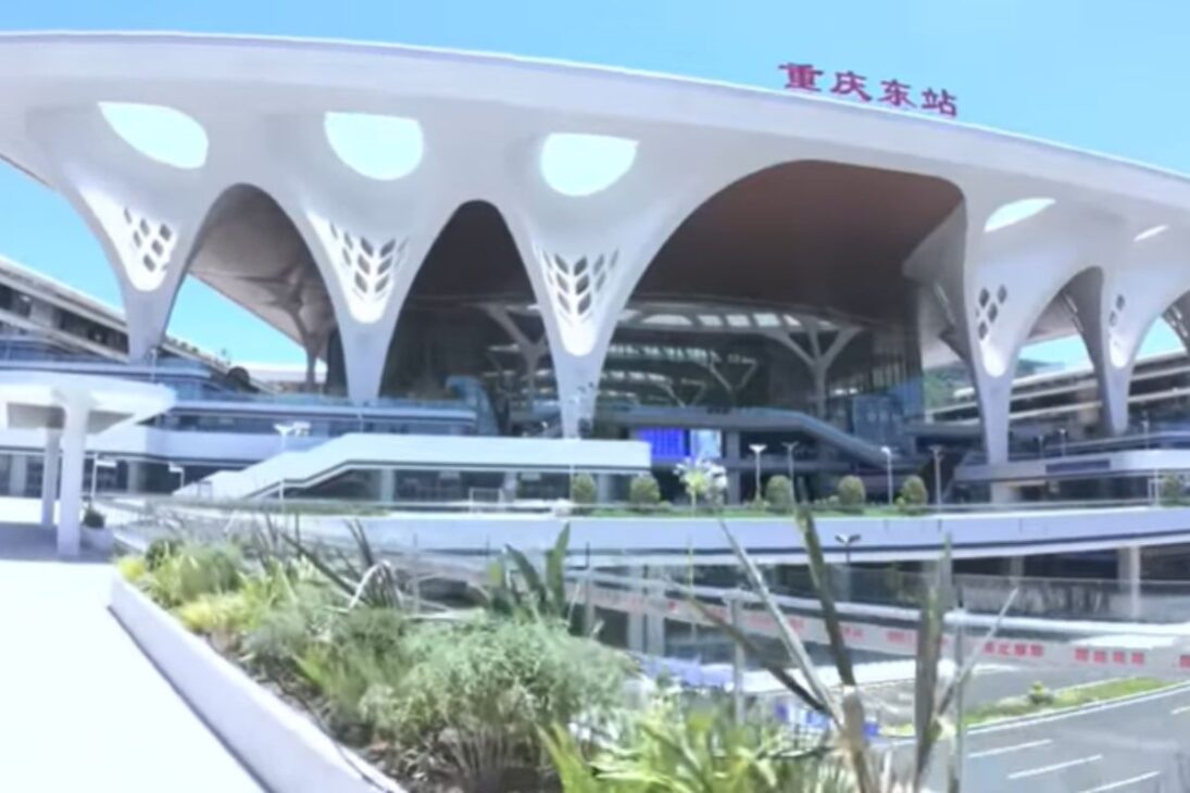 Estación gigante en China Chongqing East, mayor estación ferroviaria de China, tiene columnas en forma de árbol y sala de espera para 10 mil personas.