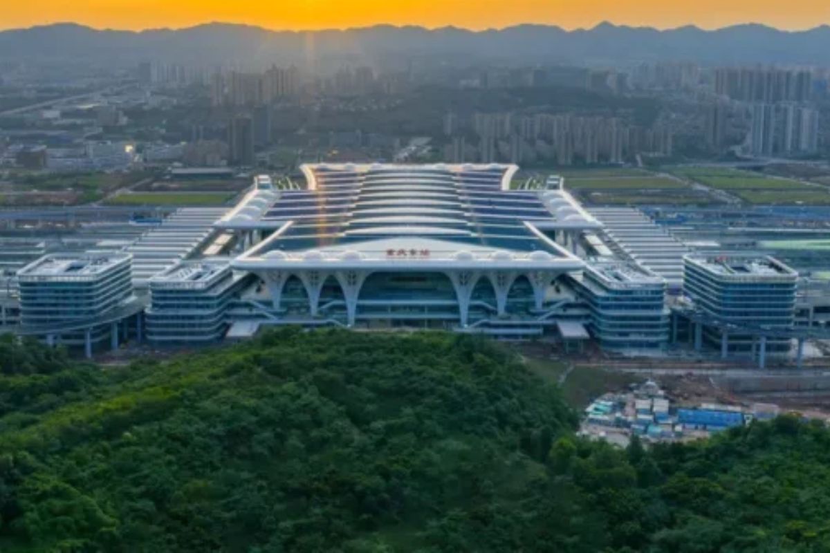 Estação gigante na China impressiona com colunas em forma de árvore, sala para 10 mil pessoas e pôr do sol cinematográfico, um tour pela Chongqing East