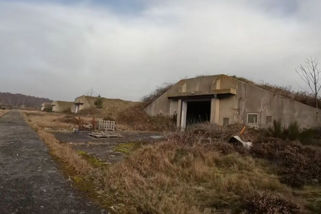 antigua base militar en el Reino Unido revela búnkeres de la RAF con equipo militar y vestigios de la Guerra Fría, levantando dudas sobre lo que quedó tras el cierre oficial, entre insumos de agua, cajas y señales de actividad reciente.