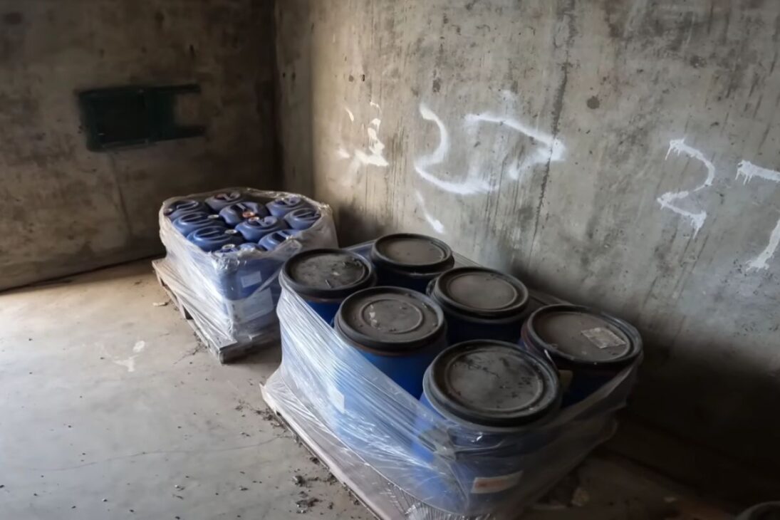 antigua base militar en el Reino Unido revela búnkeres de la RAF con equipo militar y vestigios de la Guerra Fría, levantando dudas sobre lo que quedó tras el cierre oficial, entre insumos de agua, cajas y señales de actividad reciente.