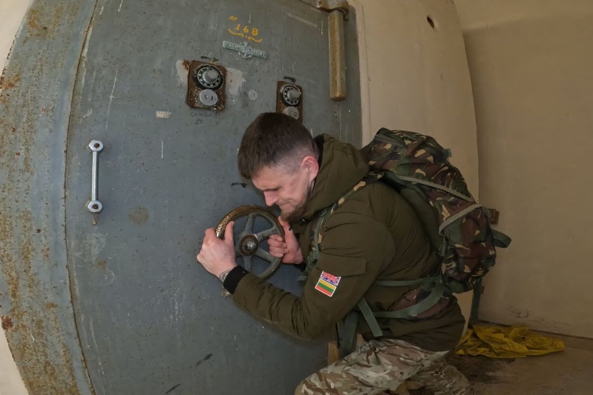 antiga base militar no Reino Unido revela bunkers da RAF com equipamento militar e vestígios da Guerra Fria, levantando dúvidas sobre o que ficou após o fechamento oficial, entre insumos de água, caixas e sinais de atividade recente.
