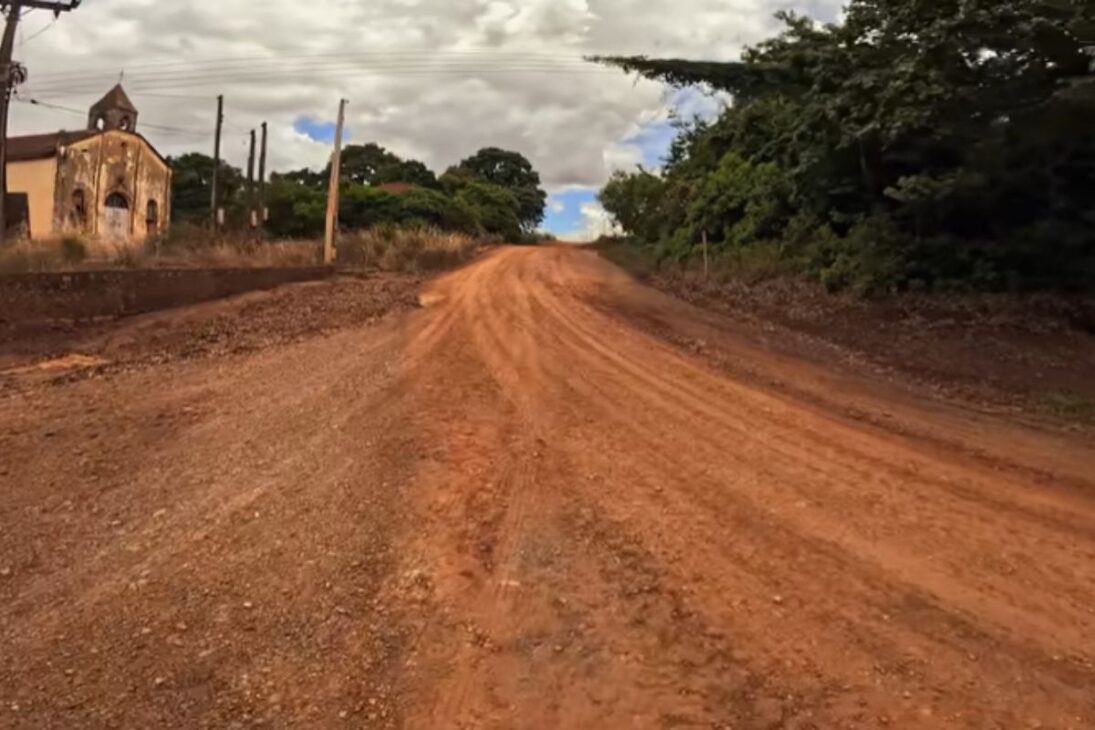 Explore La Villa Abandonada, Escuela Abandonada E Iglesia Abandonada En Ciudad Fantasma Perdida En El Cañaveral.