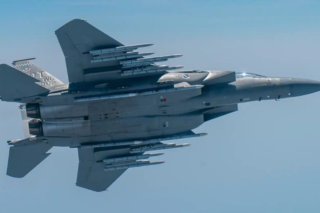 F-15EX Eagle II vira caminhão de mísseis da Força Aérea dos EUA, explicando guerra aérea e por que a furtividade não resolve tudo.