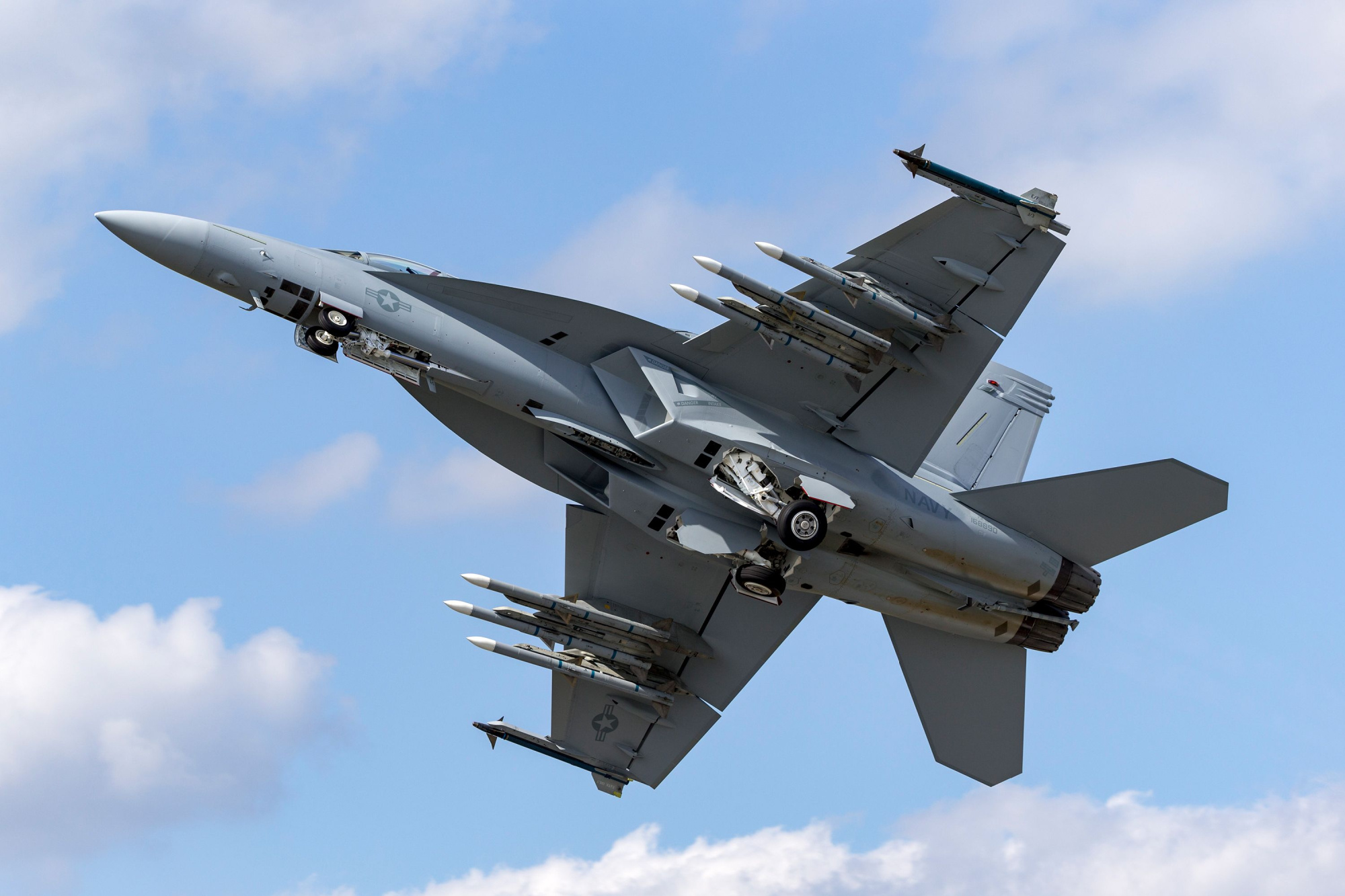 o caça naval F/A-18 Super Hornet foi projetado para decolar e pousar em porta-aviões sob estresse extremo, absorver danos estruturais e continuar combatendo quando outras aeronaves não conseguiriam permanecer no ar