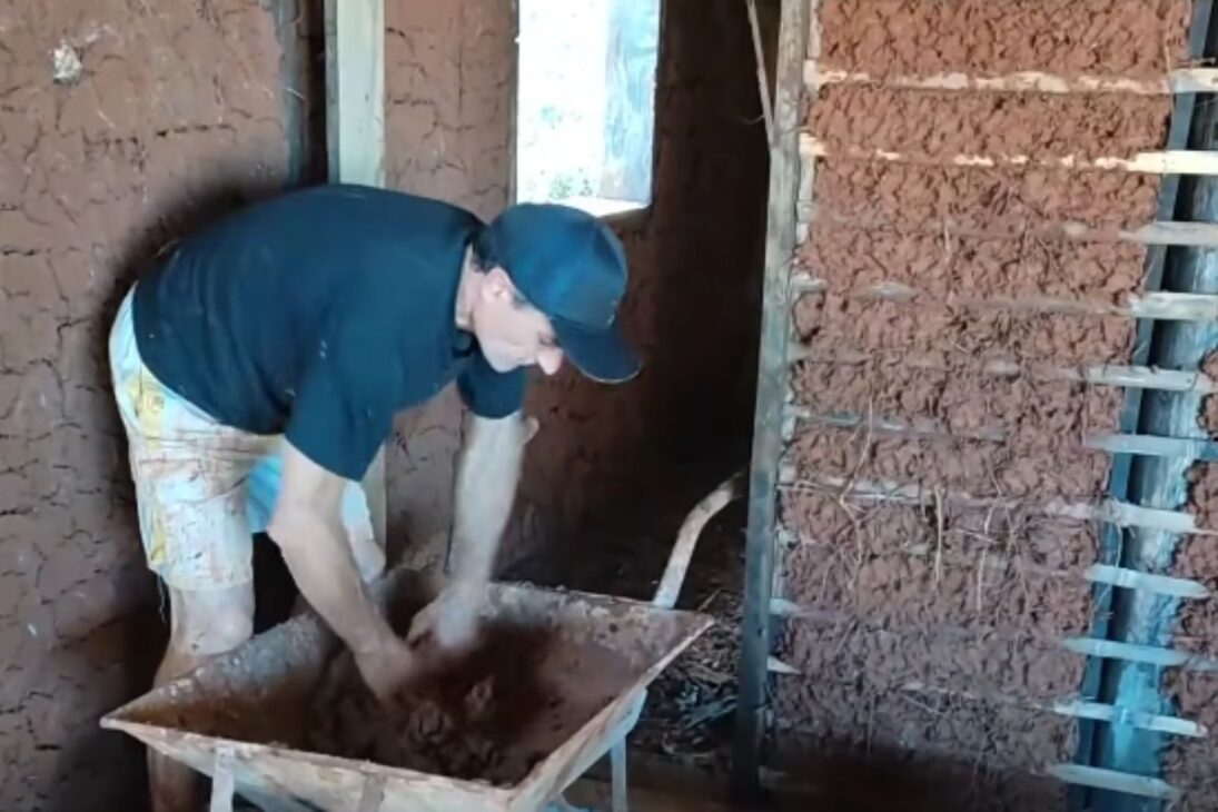 En Seara, Familia Construye Casa Ecológica Con Bioconstrucción; Casa De Barro Se Convierte En Casa Sostenible Y Muestra Cómo Casa Ecológica Puede Ser Fresca Y Económica.