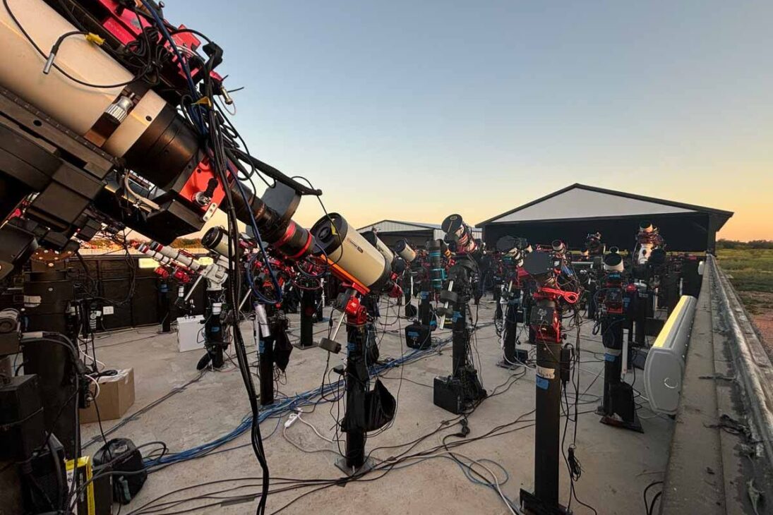 la granja en Texas ofrece telescopios remotos en internet para escapar de la contaminación lumínica, acceder al cielo oscuro y registrar galaxias donde las ciudades ya no ven estrellas.
