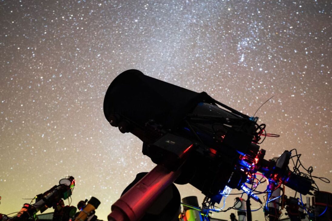 la granja en Texas ofrece telescopios remotos en internet para escapar de la contaminación lumínica, acceder al cielo oscuro y registrar galaxias donde las ciudades ya no ven estrellas.