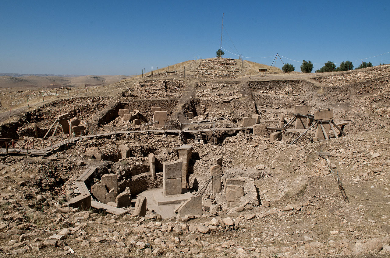 Göbekli Tepe pode ser muito mais antigo do que se acreditava: novas análises sugerem ocupações anteriores a 11.500 anos, indicam arquitetura monumental antes da agricultura e colocam em xeque a origem tradicional da civilização humana