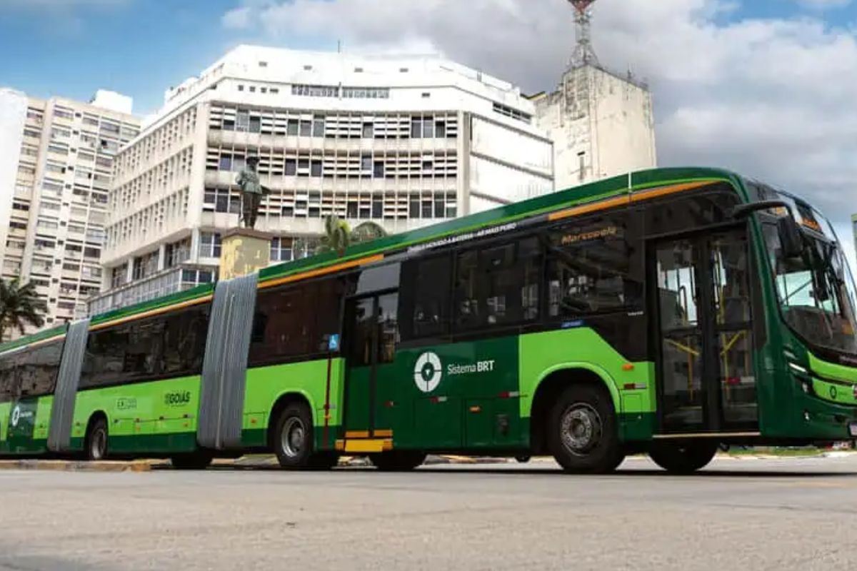 Goiás estreia maior ônibus elétrico do mundo em Goiânia, biarticulado de 28 metros, frota BRT com 21 veículos, tarifa em 4,30 e investimento público de 1 bilhão num pacote histórico
