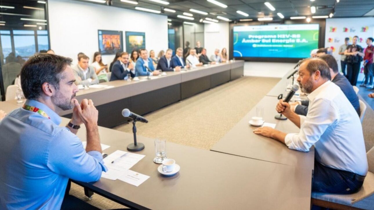 Reunión entre autoridades del Gobierno del Rio Grande do Sul y representantes de empresa durante presentación de proyecto de hidrógeno verde en sala de conferencias.