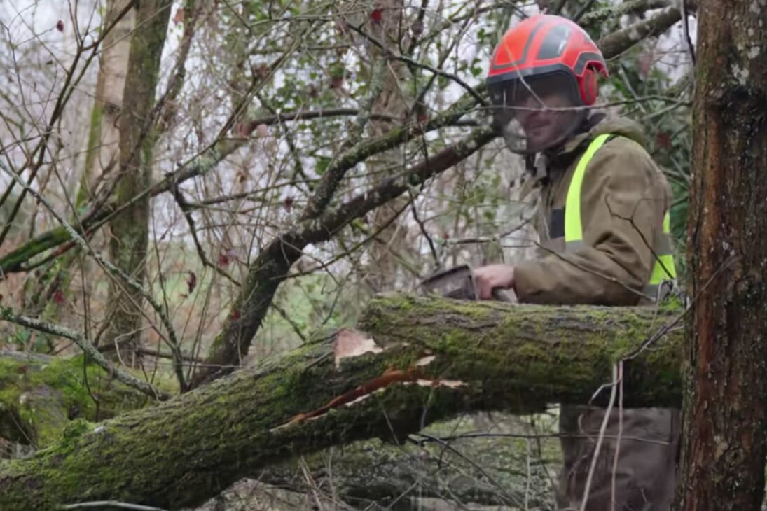 río británico en El Río Chew pasa por intervención con motosierras para insertar madera y fijar estacas, buscando reorganizar flujo y sedimentos, estabilizar márgenes y probar soluciones de bajo impacto sin grandes obras permanentes.