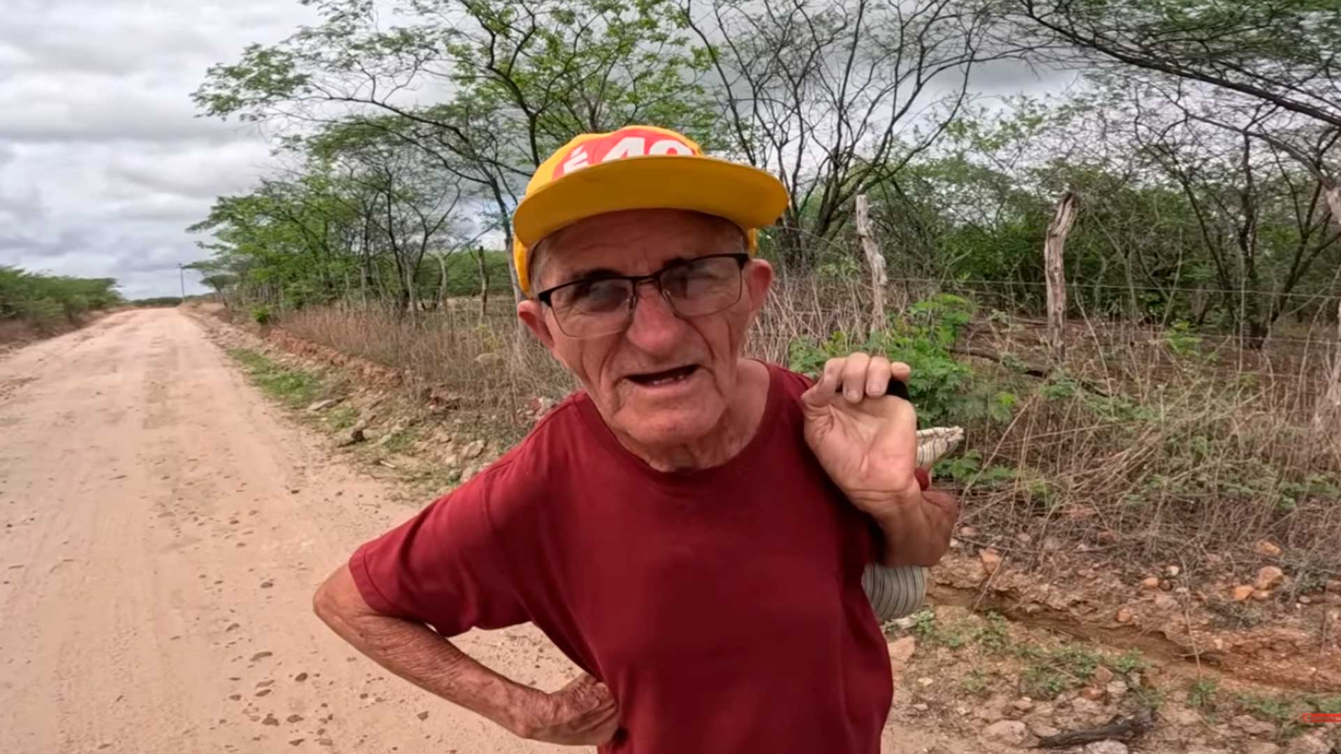 Há 30 anos andando sozinho, seu Antônio percorre estradas do sertão a pé, conta que já foi assaltado duas vezes e ainda enfrenta viagens nas madrugadas