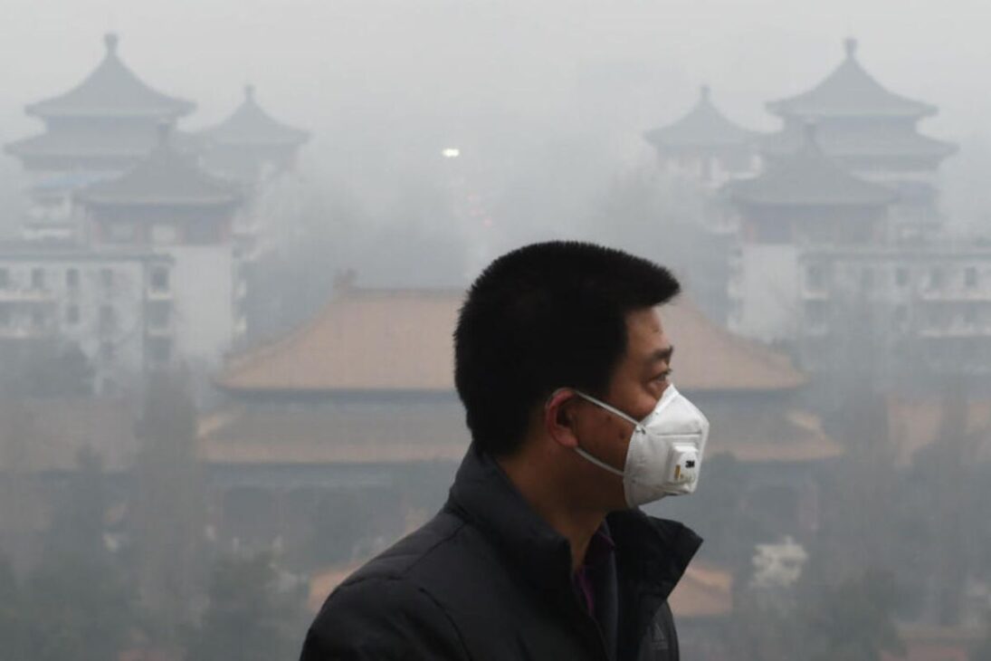 Pequín reduce PM 2,5 y mejora la calidad del aire tras cambiar carbón, ampliar Zonas de Baja Emisión y retirar vehículos antiguos, pasando del alerta roja de 2015 a un promedio anual en 2025 inferior al de Madrid, con cambios profundos en la movilidad.