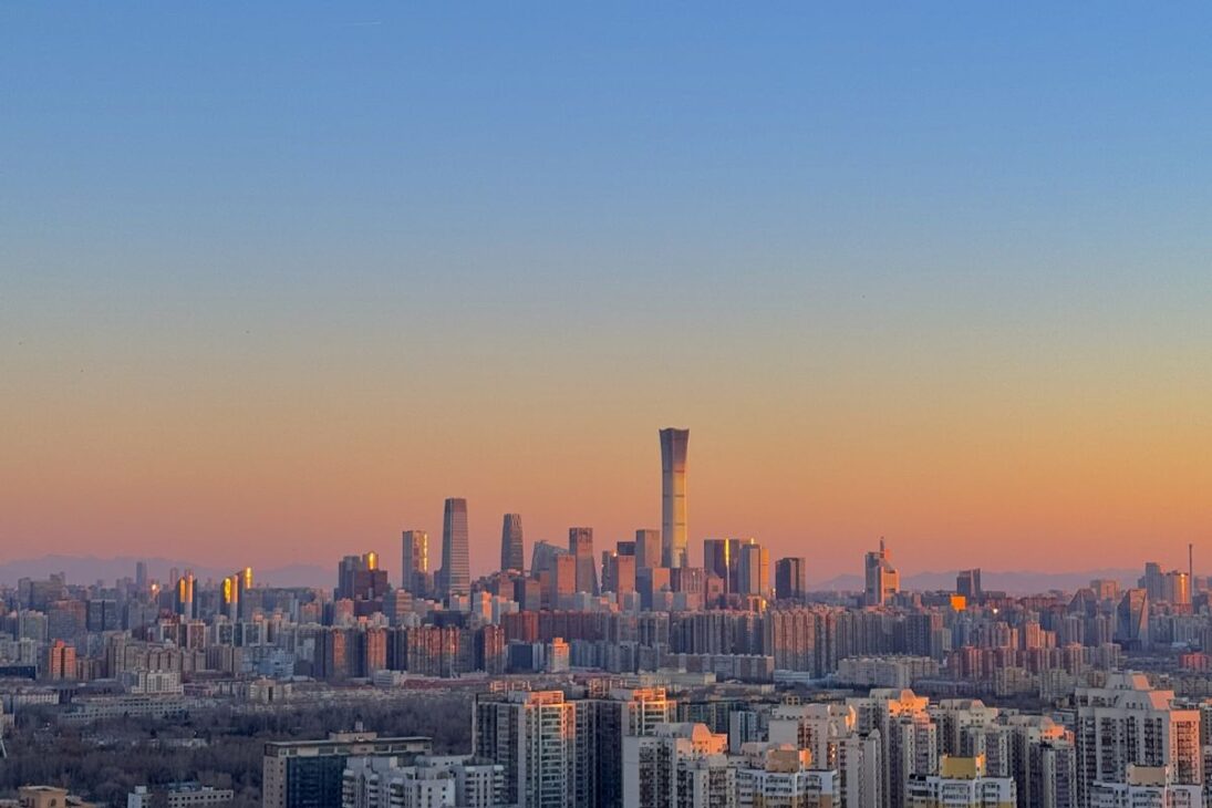 Pequín reduce PM 2,5 y mejora la calidad del aire tras cambiar carbón, ampliar Zonas de Baja Emisión y retirar vehículos antiguos, pasando del alerta roja de 2015 a un promedio anual en 2025 inferior al de Madrid, con cambios profundos en la movilidad.