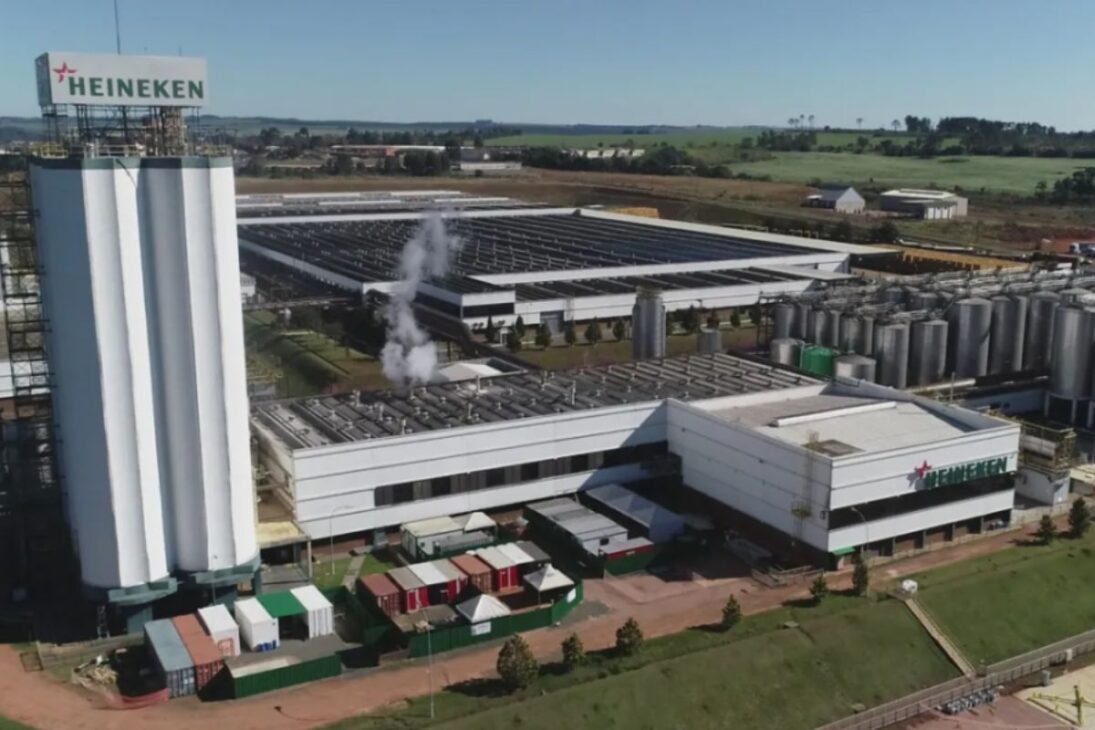 Heineken suspende fábrica en Ponta Grossa tras derrame de lisó goma en la BR-376; informes miden riesgo al Río Tibagi y definen cuándo vuelve la producción.