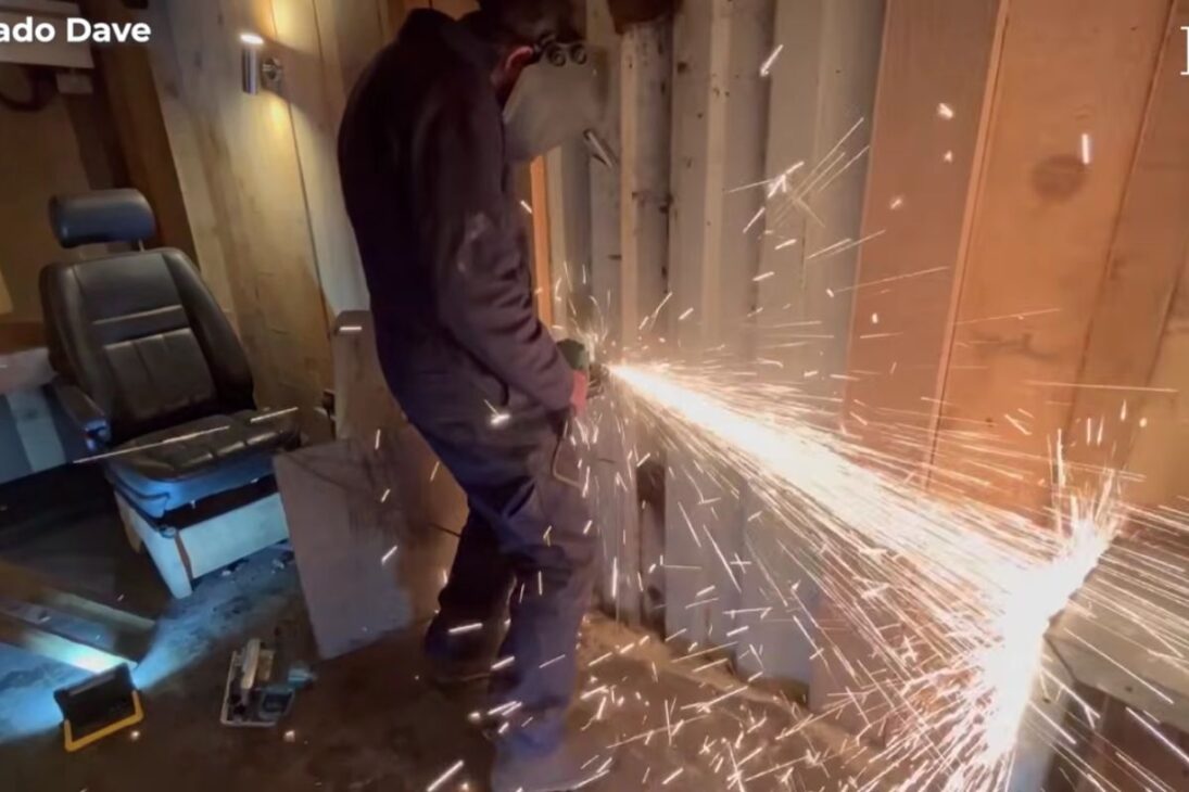 bunker subterráneo en el jardín vuelve a ser excavado después de 11 años, con acero, rieles, bomba y agua en el centro del riesgo técnico, de la logística subterránea y de la salida por escotilha hacia la superficie.