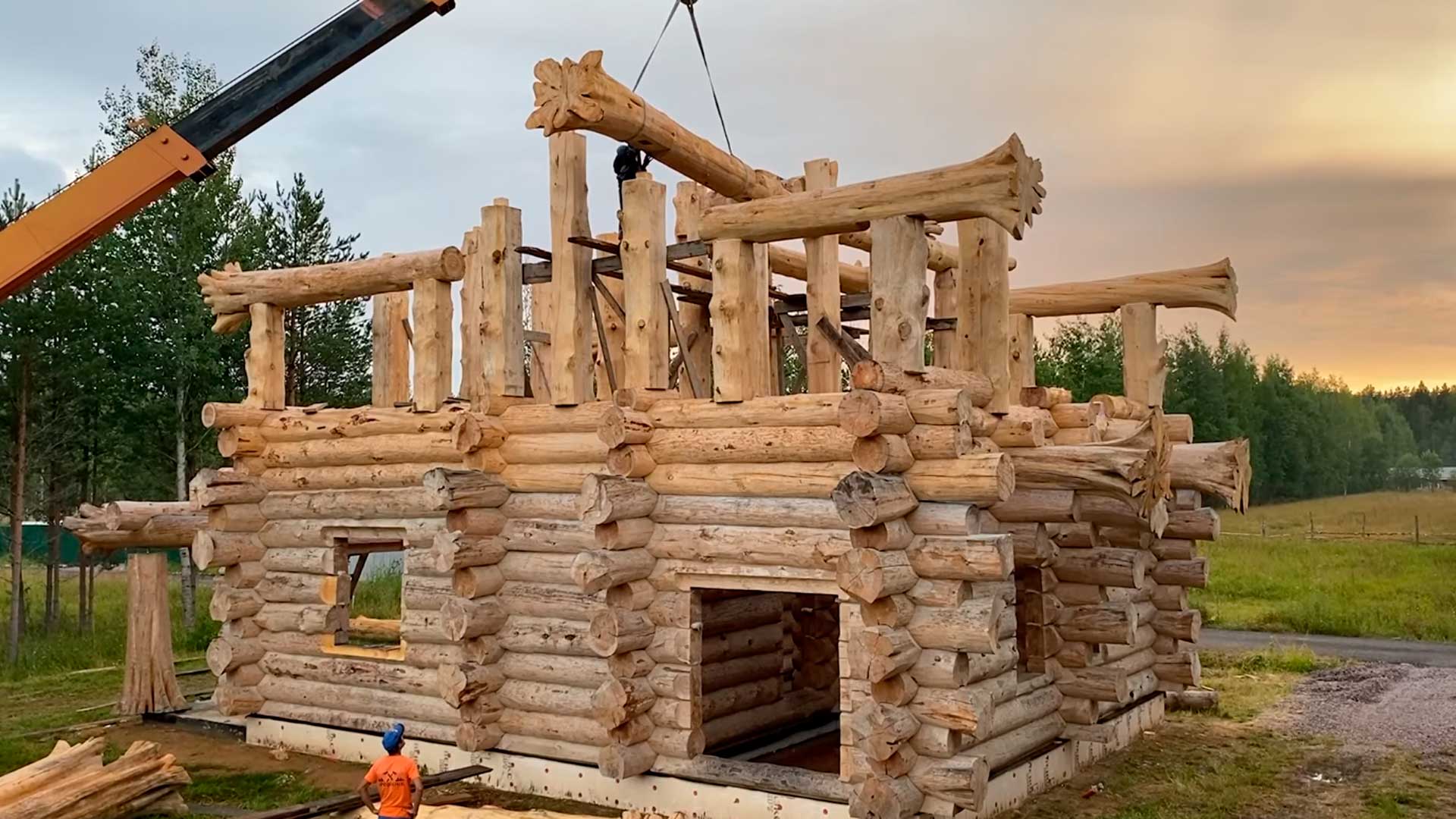 Homem constrói casa com troncos de madeira bruta, sem alvenaria e sem concreto, do zero ao acabamento, desafiando o modelo tradicional da construção civil com técnica ancestral