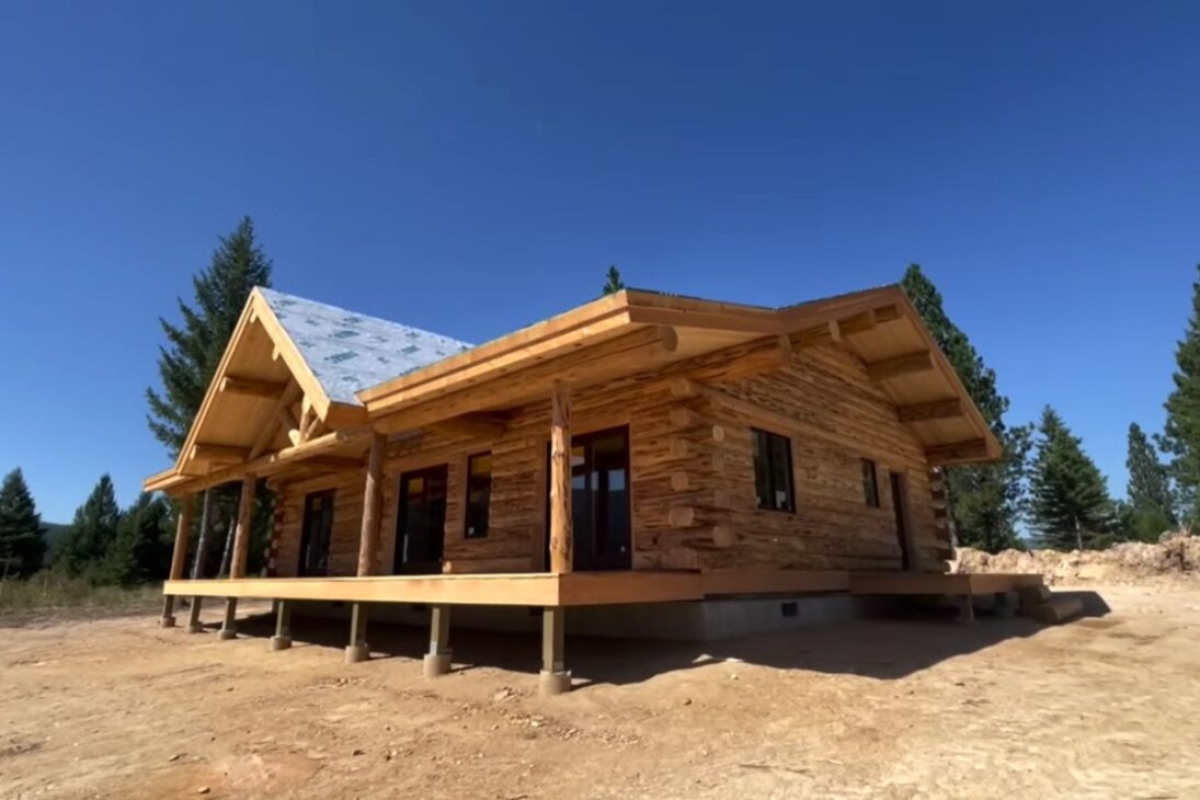 Casa de madera en Montana expone elecciones técnicas: concreto macizo, toras pesadas y techo sellado con espuma continua definen sellado, carga y mantenimiento en frío extremo, cuando la obra “seca” llega a su fin y comienza el uso real.